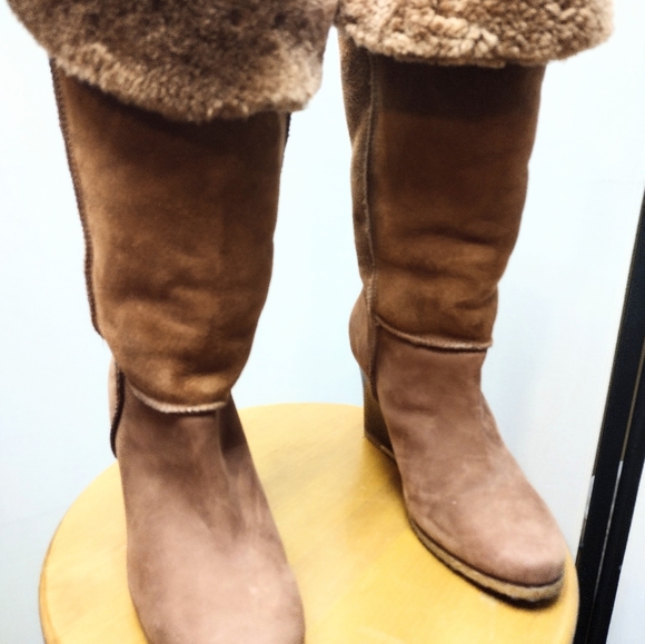 - UGG SZ 8 APRELLE 3195 12" SUEDE SHEARLING WEDGE BOOTS EUC $250 - Picture 3 of 15